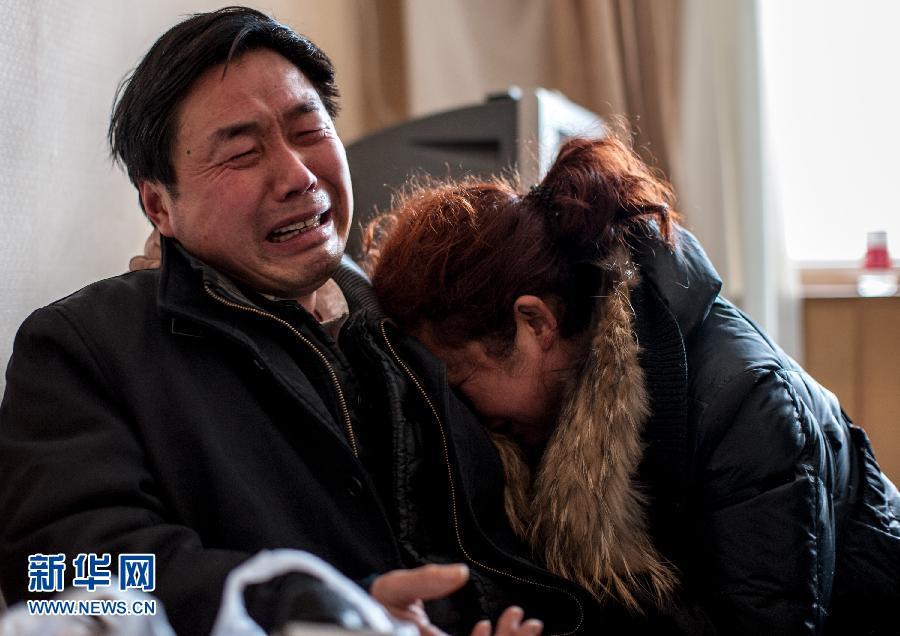 2月5日，遇難大學生郭培（化名）的父母抱頭痛哭。