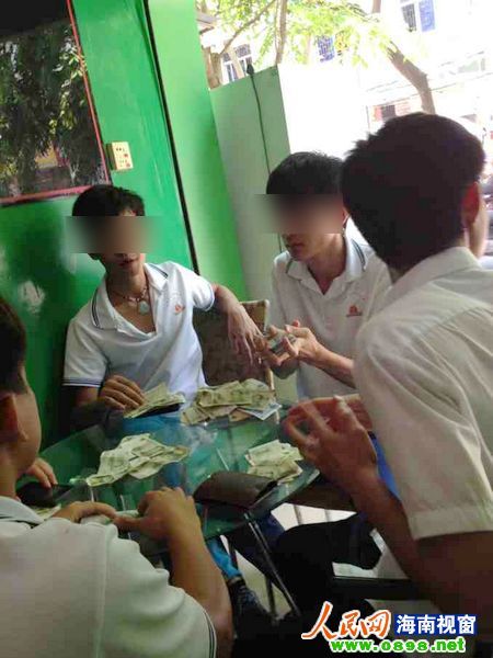 中學生街邊聚賭抽煙 中學生街邊聚賭抽煙