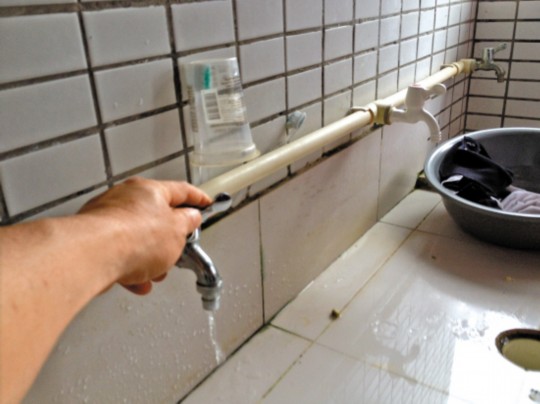 宿舍沒(méi)水學(xué)生接雨水洗澡？學(xué)校稱是學(xué)生惡作劇