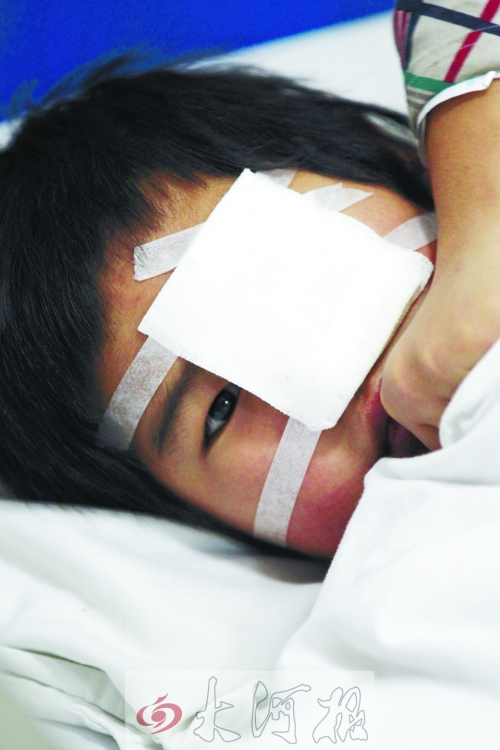 躺在病床上的小董，左眼痊愈的可能性不大