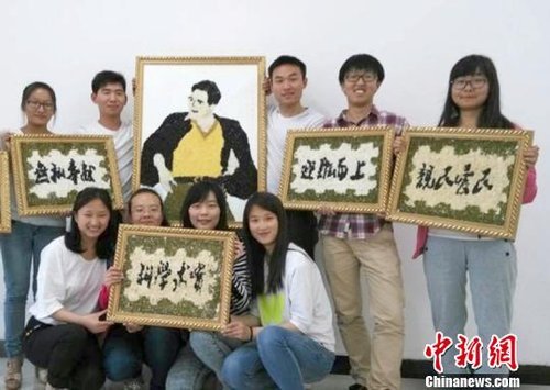 大學(xué)生們?yōu)榧o(jì)念焦裕祿，用黑豆、綠豆、大米等糧食在硬紙板上創(chuàng)作的糧食畫