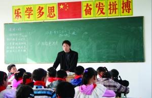 張從友先把妻子帶到學(xué)校，然后會準(zhǔn)時為學(xué)生們上課