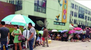 金壇市實驗幼兒園門前，家長在排隊