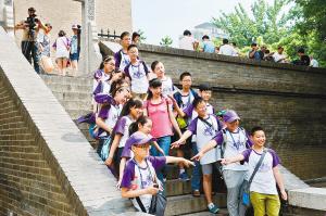 西安小雁塔景區(qū)內(nèi)，學(xué)生們正在古跡前合影留念