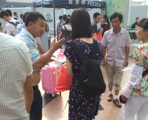 女大學生一出站，黑車的拉客仔就圍上招攬