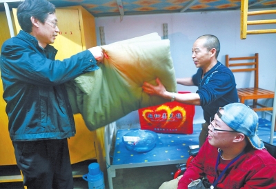 班主任韓運(yùn)俠（左）為劉同宇送來(lái)了學(xué)校特意準(zhǔn)備的生活用品