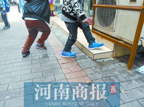 路邊，兩個小學(xué)生正在扔“臭屁炸彈