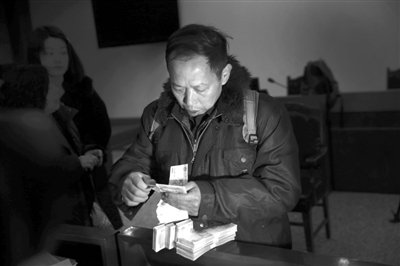 　昨日，從四川老家趕來的藍田忠，從房山法院執(zhí)行法官手里領到了自己的賠償款。他和15名工友在房山一煤礦