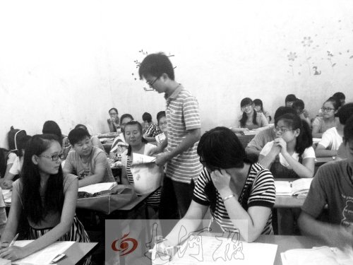 補(bǔ)習(xí)課上，馮昊怡不像老師，更像是學(xué)生們的同學(xué)。