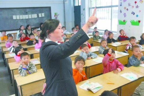 不到上小學(xué)年齡的孩子，只得在幼兒園復(fù)讀或者上“幼小銜接班”