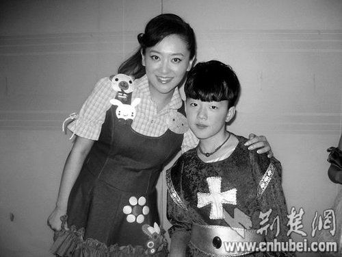 楊光參加央視節(jié)目表演時(shí)，同主持人月亮姐姐合影