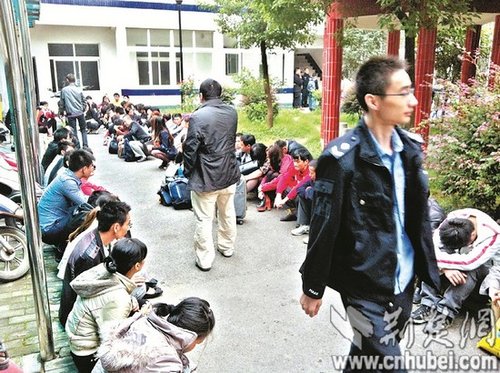 派出所院子里，擠滿了被解救的傳銷人員