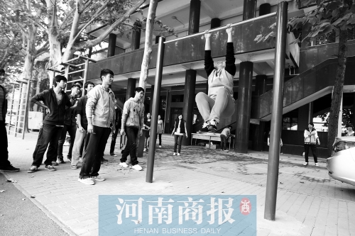 引體向上，難住不少同學(xué)