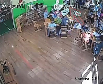 幼兒園監(jiān)控畫面顯示，小健曾被推搡、拉扯（紅箭頭處）