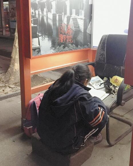 電話亭就是曉華的書(shū)房，她在這里做了5年作業(yè)