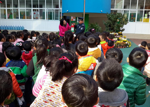 孟園長(zhǎng)向孩子們講解滅火器的用法