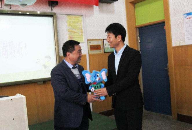 為洛陽市澗西區(qū)東方第三小學校長侯逸軒贈送河南校園足球吉祥物樂樂