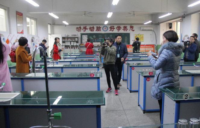 洛陽市澗西區(qū)英語學校實驗室