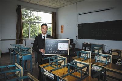 　張俊成，41歲，曾是北京大學(xué)的一名保安。1995年，通過成人高考，考上了北京大學(xué)法律系(?？?，被媒體稱為“北大保安高考第一人”，現(xiàn)為長(zhǎng)治市一所中等職校的校長(zhǎng)