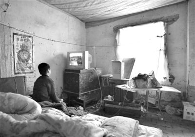 11月21日，武文英小兒子中午放學(xué)回家坐在床上看電視，母親進(jìn)看守所之后，小兒子變得沉默寡言。