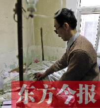 54歲的老楊把自己當做護士，不離不棄照顧著已成“植物人”的母親