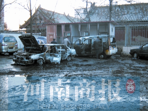 現(xiàn)場，兩輛車被燒得只剩骨架