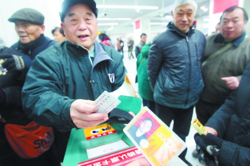 老人帶著多種證件想免費乘車，工作人員稱沒接到通知拒絕。