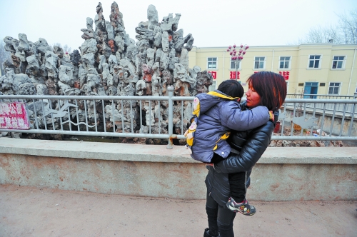 經(jīng)歷了之前的兇險(xiǎn)，窩在媽媽懷中的亮亮看到水池，仍感到有些害怕。