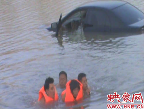 韓明、賈建峰，馮先忠三位市民奮力營(yíng)救落水者