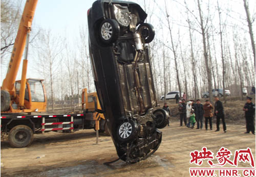 溺水轎車(chē)正在被打撈