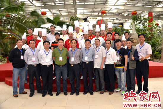 選手、工作人員和評委親密合影