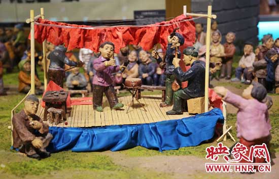 河南寶豐中華曲藝展覽館內(nèi)的說唱和聽書造型的泥塑人。（3月1日攝）