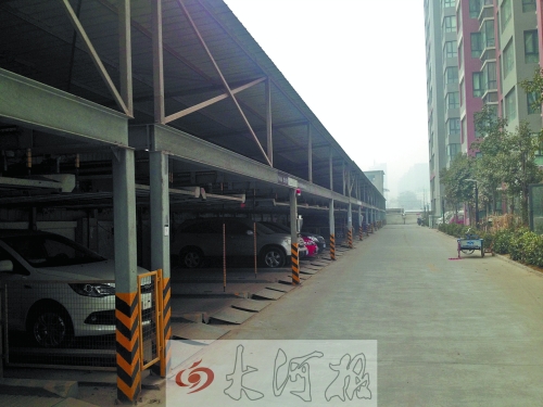 中原區(qū)新禧園小區(qū)，靠著圍墻的空地，建成兩層立體車(chē)庫(kù)。