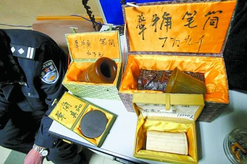 這些商品被暫扣，并根據(jù)鑒定情況對(duì)販賣(mài)者依法處罰。 記者 閆化莊 攝