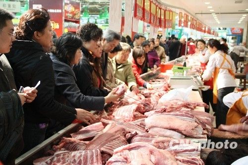 資料圖。1月份CPI等經(jīng)濟數(shù)據(jù)將于今天發(fā)布。多家機構(gòu)預(yù)計，受春節(jié)“錯位”因素及豬肉價格回落影響，1月CPI同比漲幅在1.8%左右。從各機構(gòu)發(fā)布的報告來看，從2月開始，CPI或?qū)⑦M入新一輪上行周期。