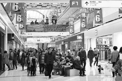  近年來，在商場“過年”成了很多市民的選擇。