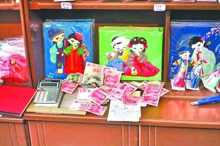 2012年6月21日，在朝鮮羅先特別市的一家商店里，柜臺上散落著一些人民幣。在朝鮮，人民幣比本國的貨幣更受歡迎。 CFP供圖