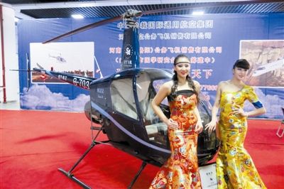 美女固然誘人，但更誘人的恐怕還是直升機