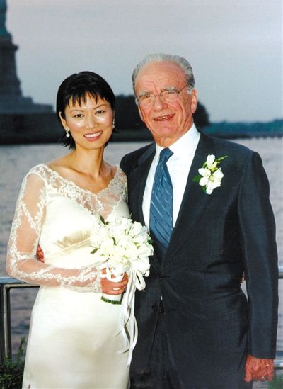1999年6月，68歲的默多克與30歲的鄧文迪結(jié)婚。