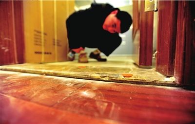 新房地板瓷磚有裂痕。 本報記者 陶冉 攝 新房地板瓷磚有裂痕。 本報記者 陶冉 攝