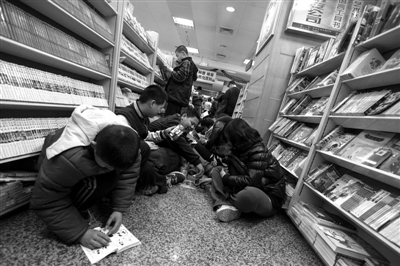 王府井書(shū)店過(guò)道坐滿了人