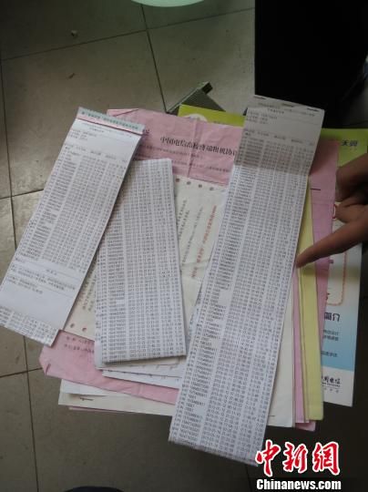 圖為王澤母睿收集的話費(fèi)詳單等證據(jù)。 白琥 攝