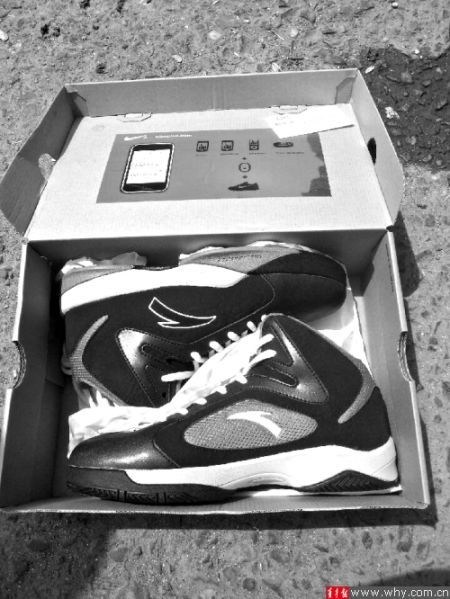 劉先生下單訂購的運(yùn)動(dòng)鞋包裝為“耐克”，里面卻是“安踏”。 受訪者供圖