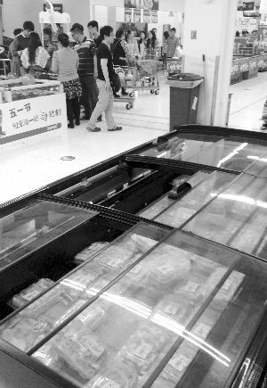 新街口某超市羊肉卷柜臺無人問津。