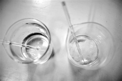 溶解檢測法中，左邊溶入真蠶絲的液體變得渾濁，完全溶解。