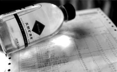 長綠苔的礦泉水和超市購物清單。 京華時報記者 王苡萱 攝