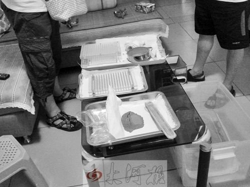 河南胎盤(pán)膠囊加工作坊亂象：臟臭廚房?jī)?nèi)加工(圖)