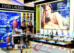 今年以來，雅詩(shī)蘭黛等大牌化妝品相繼被檢出不合格產(chǎn)品。（圖片來源：廣州日?qǐng)?bào) 王燕攝）