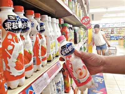 昨日，勁松京客隆超市貨架上，可口可樂果粒奶優(yōu)仍在售?？煽诳蓸饭咀蛉瞻l(fā)表聲明稱，已使用25公斤可能受到肉毒桿菌污染的乳粉，用于生產(chǎn)個別批次的美汁源果粒奶優(yōu)。新京報記者 韓萌 攝