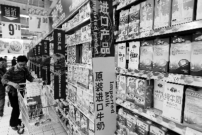 在通州某超市，進(jìn)口奶粉、純牛奶打出“原裝進(jìn)口”的招牌吸引消費(fèi)者購(gòu)買 攝/法制晚報(bào)記者 黑克